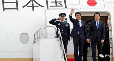 日本想做的就是尽力摆脱美国的能源控制,就像个企图逃跑的小三,想试试自己的自主能力,万一能成功扮演美伊关系的劝架人呢?或许是日伊联手算计美国。