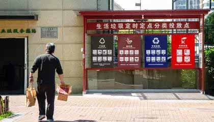 现在忽然“一刀切”的强制执行，垃圾分类强制制度真的能够达到减少垃圾的目的么?这背后到底是藏着什么猫腻?