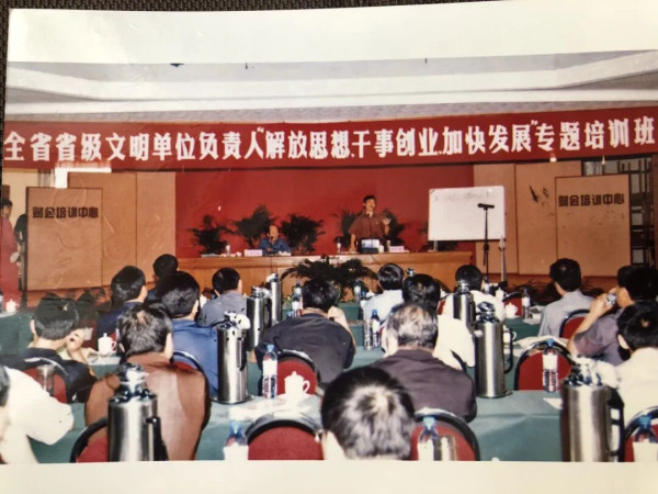 党的事业，包括国有企业的历史，凡是顺利和成功阶段，无一不是以政治工作的有力保证为显著标志的;反之，凡是遭受曲折、失误和失败阶段，无一不是政治工作被歪曲或淡化、削弱、取消。改革开放以来，党风和社会风气上的诸多问题更应该从政治工作的苍白无力上找原因。