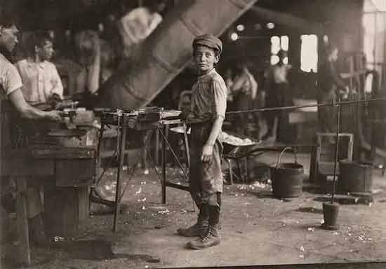 在100年前,对帮着资本家吹嘘、给工人洗脑福报论、充当资本家打手的监工、狗腿子的人还不叫精神资本家,他们叫「工贼」。