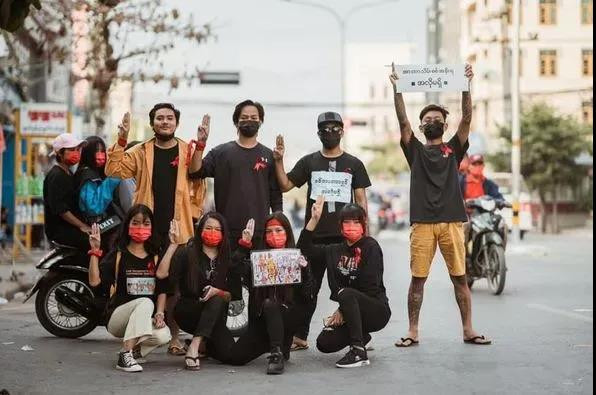 西方在选取这个祭品之时，对其华裔身份的利用也一定有了考虑。