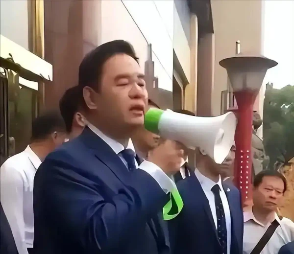 第二个许家印！又一首富栽了！世界500强全靠造假，千亿帝国清零