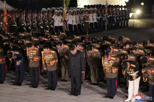 军民团结如一人,试看天下谁能敌——政治实力的强悍,民族意志的凝聚和国家维护自身利益的坚强决心和各种富有成效的战略战术、手腕措施,就从另一方面弥补了经济力的不足,也使中国成为了世界三大角之一!