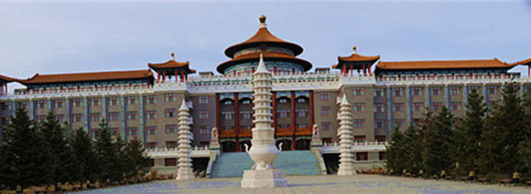 这样一座1943年建成,还是伪满的“国寺”,一共存在不过2年,于1945年就已烟消云散的寺庙,如何在改开中又大兴土木的被重现辉煌?