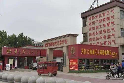 如果不走工农相结合的路子,而是走工农分离的集体路子,虽然工业是集体的,农业还保留生产队的集体形式,南街村同样是避免不了两*极*分*化,那就是做工人的富,做农民的穷。