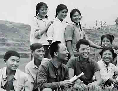 知识青年苦不苦，悲惨不悲惨，我们可以读一下梁晓声、史铁生的作品。评价一段历史，不能想当然，自己不喜欢，就说天下人都不喜欢，就未免不合情理了。