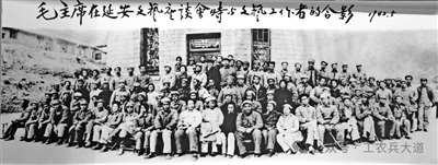 “新大众文艺”要延续“人民文艺”的传统，必须在技术上对“生产机器”进行改造。只有当大众具备质疑与改造平台规则和算法逻辑的能力时，文化主体性才算真正确立。从这个意义上说，“新大众文艺”的文化主体性建构，不只是一种审美现象，更是一场政治经济学的“解放”。
