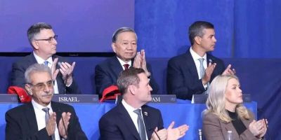 文章强烈谴责越南当局参加美国主导的“加沙和平理事会”，揭露其与帝国主义及以色列势力合作、背叛巴勒斯坦人民的本质，并呼吁支持巴勒斯坦的武装解放斗争。