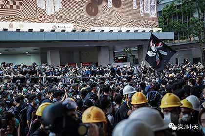 愤慨：香港警察总部被暴徒包围