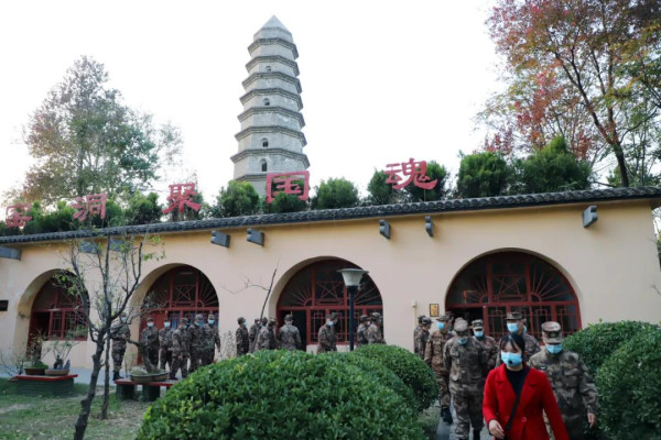 杨根思部队参观南街村——英雄的部队到文明的村庄