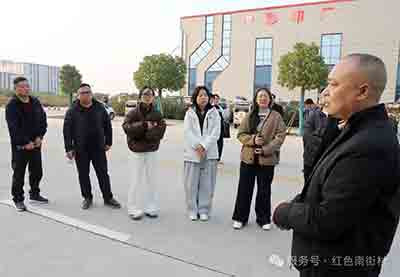 中央（含驻豫）全媒体记者采访团采访河南省南街村