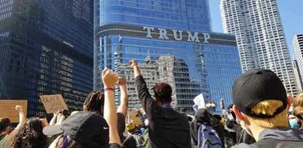 让我们重温上世纪六十年代毛泽东主席支持美国黑人抗暴斗争的声明，认清本质，坚定决心，鼓舞斗志，行动起来，给予美国人民反抗种族歧视的正义斗争以强大的声援！