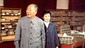 对毛泽东亲自发动和领导的“文化大革命”, “拥护的人不多,反对的人不少”的状况,使得晚年的他在思想理论及精神上常常处于忧虑、不安、孤独、孤寂、无助、无奈甚至是伤感、凄凉、内疚、悲愤、痛苦的集合之中。