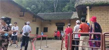 人民对毛主席的怀念,穿越了历史的云烟,经历了风雨的洗礼,却更臻醇厚;毛泽东思想,更是经过几十年国际、国内的历史实践,证明了超越时空的真理拥有怎样改天换地的力量!