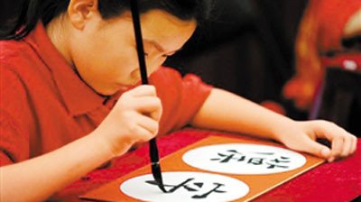 【摘要】欣闻今年开始，一些地方纠正了小学生入学“先教拼音，后教汉字”的错误语文教学法，改变为先教汉字，小学语文从认识汉字入门，然后再相机教“为汉字注音的汉语拼音”。这些省市敢为天下先，在我国语文教学史上，是一个里程碑式的重要事件。这个事情，错了几十年，终于有人开始纠错，实在是可喜可贺!