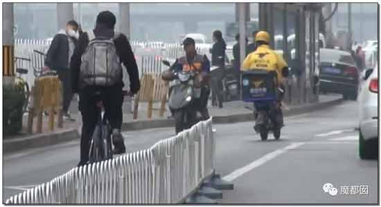 到底是谁在逼外卖骑手闯红灯、逆行、撞死人？