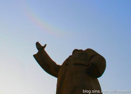 2012年12月26日10时35分,郑州忽现彩虹。正在人民广场纪念毛泽东诞辰119周年的人们,高喊毛主席万岁!