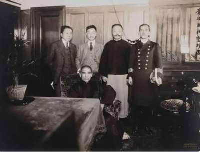 从各种伤痕文学为“地主”正名开始，一步步“演进”，直到孔子遇到马克思，再到影视剧中国民党成为主流叙事宠儿，戴季陶主义正在越来越清晰地还魂。
