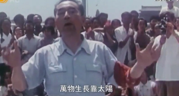 革命到底：毛主席73岁畅游长江，朱老总88岁登战舰乘风破浪，周总理晚年指挥大家唱