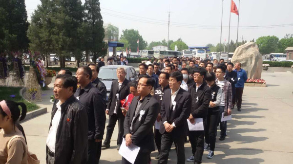 新心按语:2016年4月24日网友自发地通过网络默哀悼念艾跃进教授,通过这次悼念活动,更能激发广大网友关心时政,关心中华民族的前途,热爱社会主义。更能让社会公平正义,社会主义道路复兴的梦想一定能够实现!