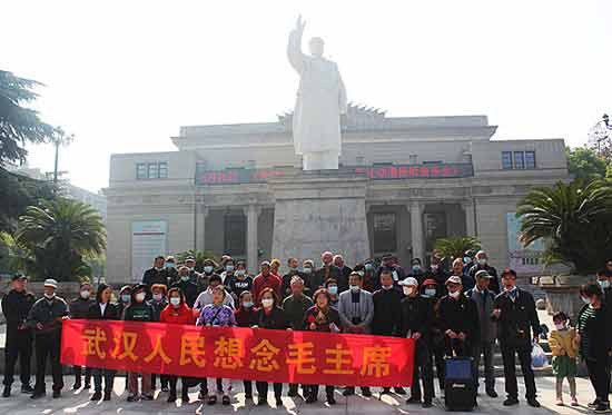 人民领袖爱人民，清明时节武汉人民思念毛主席，向武汉剧院毛主席雕像敬献花篮！
