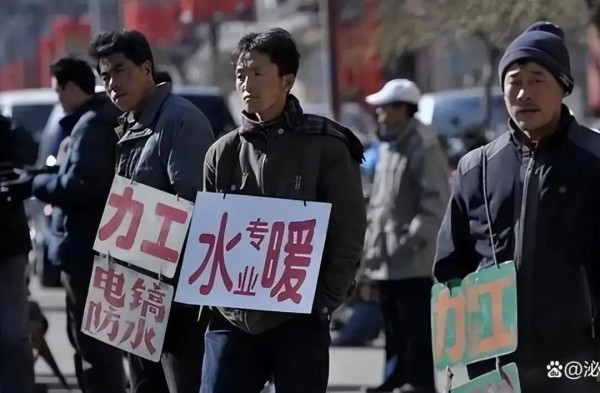 他们的生存状态并非单一画面，而是一幅交织着经济压力、健康困扰与心理落差的复杂图景。