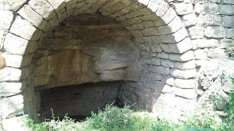 山西吕梁地区的广大农村，三十多年来被乱开滥采，山体崩塌，土地裂缝，水源断流，房屋倒塌，怨声载道，民声鼎沸。当地农民无数个村千家万户被迫迁移，无家可归，流离失所、儿童失学的惨状，让我们震惊，于是许多人上访、告状、呼喊，可是结果是什么呢？我们在《走进新时代的坪头乡》里描述的只是冰山一角，九牛一毛（关于吕梁农村调查，我们今后还要继续报道）。然而，问题至今收效甚微，不能得到根本解决。这，有必要引起广大有识