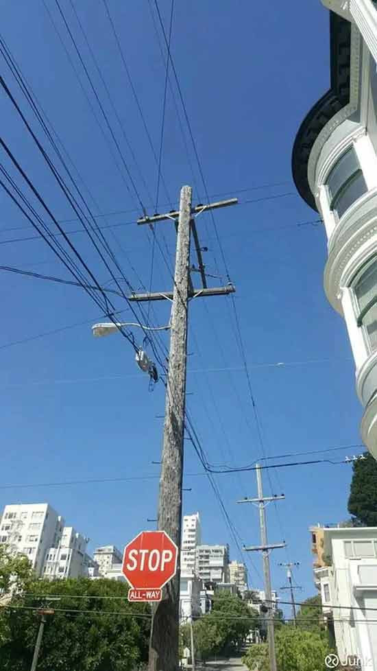不要怪资本家涨价，不要怪富人区灯火通明、平民区寒冷黑暗，资本主义自由市场，看不见的手天下老子第一，世上没有免费的午餐，天上不会掉馅饼，灾时涨价，限量供应，价高者得，合情合理合法合规，大美利坚自有国情在此。