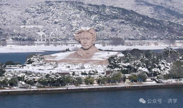 雪白的大地，任何一个小小的污点，就一目了然。在精神层面理解，只有精神上纯洁，才能辨别真假，才能让一切污泥浊水暴露在光天化日之下。