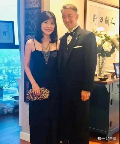 媒体圈把她吹出了花儿来,但庄小姐却是个彻头彻尾的两面人,一边假装爱中国、爱中国美食、爱中国人,一边喊着“中国加油”;一边却把离开中国,比喻成“犹太人躲避纳粹”……