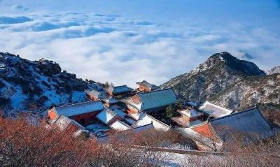 文章借泰山2519万刀片刺绳被骂整改的热点，把青海湖、秦岭、赛里木湖等景区的围栏管控一并点名，批评全国景区“围墙依赖症”本质是懒政圈地与门票经济收割。