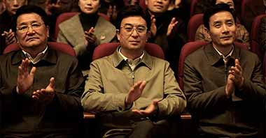 社会主义公有制的建立为社会中人与人的平等关系的建立创造了前提。但是,在基本解决所有制问题以后,人与人的平等关系并不会自然出现,在这方面有很多工作要做。