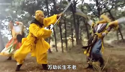 庙里的泥塑木偶,看来庄严肃穆,但你喊他他不听,拜他他不灵,你把他推倒、打烂,他也没有什么反应......还不如“齐天大圣”留下的故事管用。