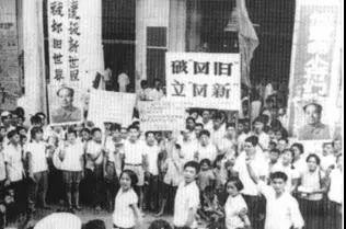 《民主课》以小说形式还原了20世纪60-70年代的历史现场，带我们回到了那个激情燃烧的岁月，让我们看到了那些不论幼稚不论荒唐却充满真诚善良的普通人的成长，以及中国人民生生不息的对平等的追求和要求。