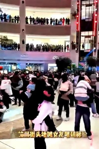 “地摊女友”不只是道德堕落的切片,更是在资本逻辑全面渗透下,人的情感、身体、亲密关系都被迫进入交换领域的象征。
