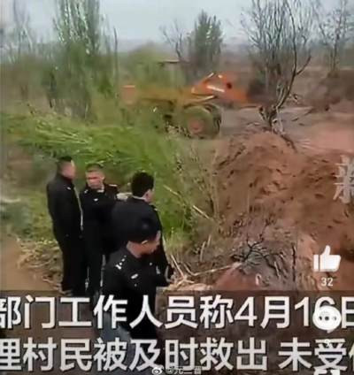 2026年4月16日,山西代县水峪村一名卸任十一年的原村支书因土地纠纷,驾驶铲车将一名村民掩埋至脖颈,现场数名身穿制服的人员未第一时间制止引发对公权力不作为的强烈质疑;文章进一步指出,对该暴行以“寻衅滋事”而非“故意杀人未遂”立案,以及基层调解机制的长年失效,共同暴露了当地权力监督失灵、矛盾化解失能等系统性治理漏洞。