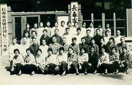未来,要防止“尘埃”变成“大山”,不要让“轻如鸿毛的事也变得难以承受”,我们要认真考虑重建各种小共同体,变已经沙化的社会为共同体社会。
