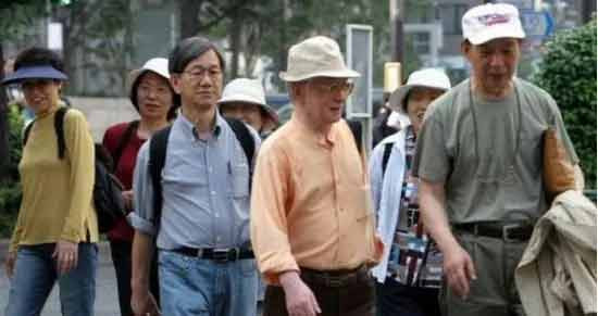 当我们自嘲打工人的时候，日本遍地都是七八十岁的资深打工人
