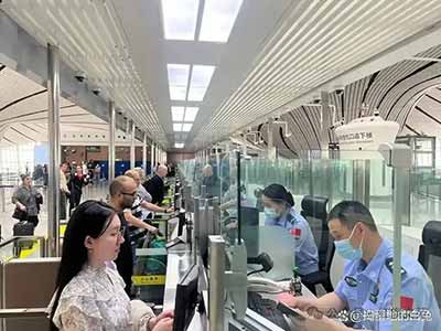 一个国家只有善待本国人民,尊重本国人才,善待本国人才,鼓励本国人, 这个国家才会有前途,国家才会强大。