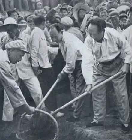 1956年,面对在许多同志中间出现脱离群众、脱离实际的倾向,毛泽东提出必须用加强党内的思想教育的方法大力克服。第二年,毛泽东提出,要把干部参加体力劳动“逐步地形成为一种永久的制度”,以保证继续发扬我们党联系群众、艰苦奋斗的传统。