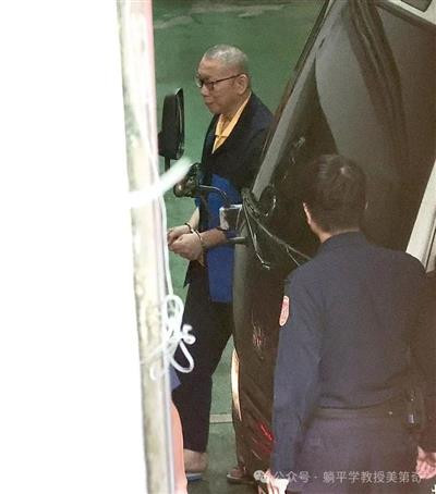 美国人收缩了,一些地方该变天了。美国人跑路之后带来的真空将制造出大量混乱,所谓的美国和平Pax Americana也即将终结,世界秩序将毫无疑问的进入一个乱纪元。