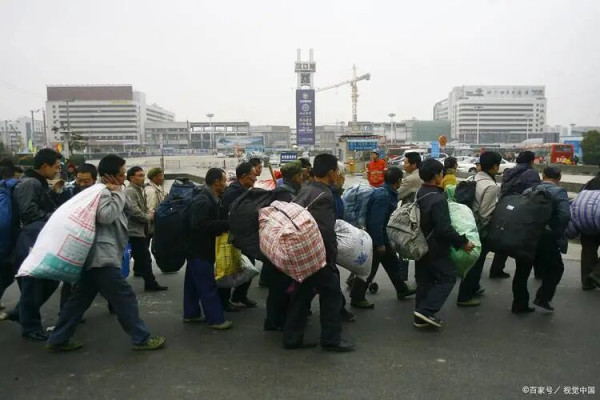 他们的生存状态并非单一画面，而是一幅交织着经济压力、健康困扰与心理落差的复杂图景。