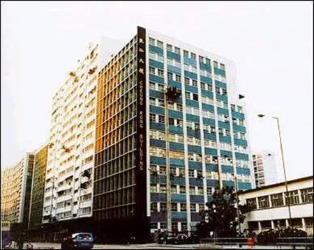 报告称，香港将在面积达300平方公里的都会区新建住房92万套，满足容纳250万人的住房需求，另外还要新建33万套公租房，给低收入人群解决住房问题。