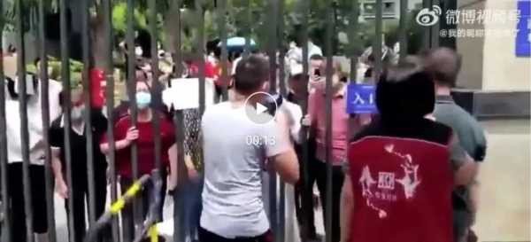 我们有些防疫人员,就等同于一个听命令行事的机器,根本不能算是一个完整的人。就像前不久上海那位凌晨冲进市民家中,要强制把人送到方舱隔离的警察,反正不管你怎么说,你有多少证明,他就一句话:上级命令。这些人很聪明,放你出去,万一出了事自己要担责,要丢饭碗。但是不放你出去,哪怕出了事,自己也可以用一句“上级命令”推卸的一干二净。