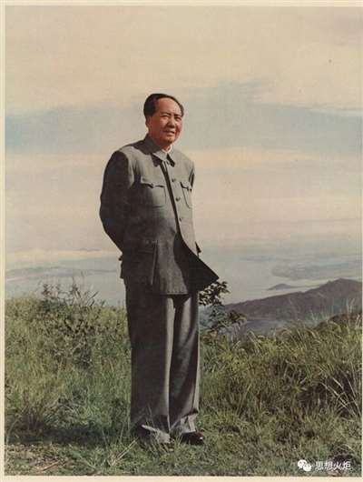 毛泽东在《〈湘江评论〉创刊宣言》《民众的大联合》等文章中系统论述了“民众的大联合”思想,反映了青年毛泽东对国家前途命运的深刻思索。毛泽东指出,民众的大联合是改造国家和社会的根本方法,要反抗强权者、贵族和资本家的剥削压迫,民众就必须联合起来。民众能够实现大联合的可能性,一方面在于人数上的优势,另一方面则是平民逐渐掌握了知识、金钱和武力;在共同利益的驱使下,平民能够组成各行各业的小联合,并以民众小联合