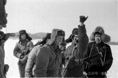 这是曾称作“红军”、“人民军队”的苏维埃武装,第一次将枪口对准苏联人民。而目的,仅仅是为了维护赫鲁晓夫《秘密报告》的威信。…国务卿杜勒斯看到后兴高采烈地称:赫鲁晓夫的这个报告是炸毁共产主义世界的原子弹!