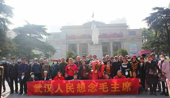 人民领袖爱人民，清明时节武汉人民思念毛主席，向武汉剧院毛主席雕像敬献花篮！