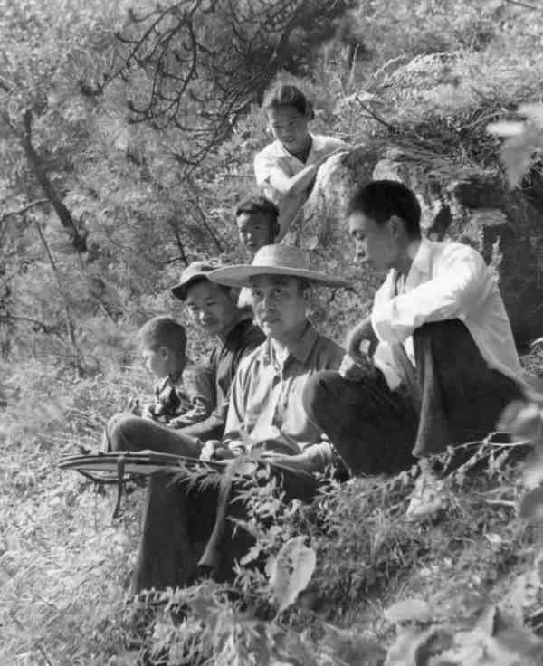对当代文学研究来说,重新从中苏文学的关系切入意义重大,因为俄国革命与中国革命都是“短二十世纪”最重要的历史事件,两国革命同时展现了马克思主义革命成功的一面,也共同面对了其理论与实践的难点。而且,作为革命建国的两个重要案例,它们都坚持文化与文学在革命中具有极为重要的位置。但重提苏联视角并不意味着从影响研究的角度确认中苏文学的亲缘关系,而在于激活差异性的革命经验与文学经验,从而更好地理解20世纪中国的