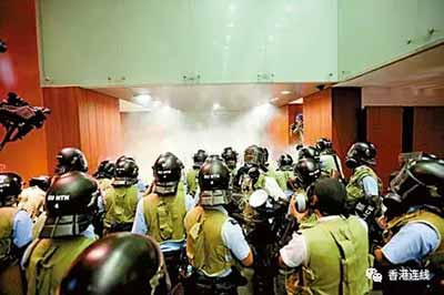 暴徒攻立會 全城憤怒 警隊凌晨平亂