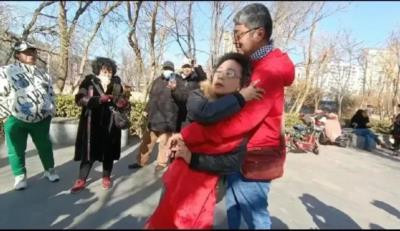 政治的进步和落后,关乎着人心向背,也关乎着政党在民众心目中的地位浮沉,一个先进的政党是具有自洁功能的,如果失去了自洁功能,也就意味着失掉了先进性。